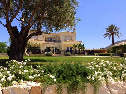 Casa / Vila de 556m&sup2; with 10,914m&sup2; Jardim em aluguer em D&eacute;nia