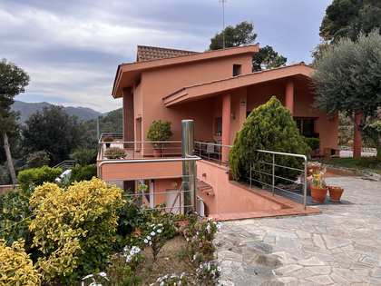 430m² house / villa with 1,400m² garden for sale in Argentona
