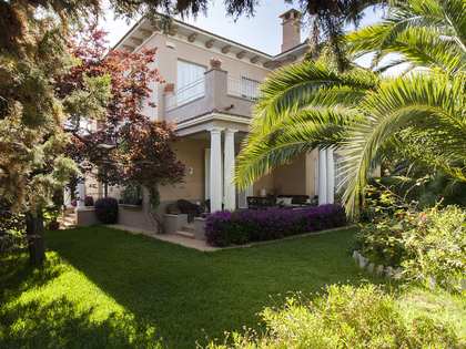 huis / villa van 327m² te koop in Terramar, Barcelona