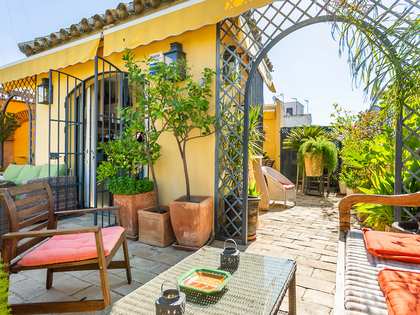 306m² house / villa with 85m² terrace for sale in Sevilla