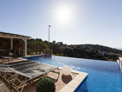 Casa / Vil&middot;la de 372m&sup2; en venda a Levantina, Barcelona