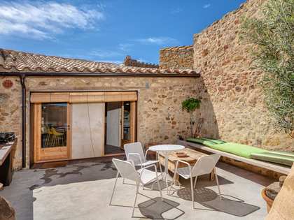 183m² house / villa with 27m² terrace for sale in Baix Empordà