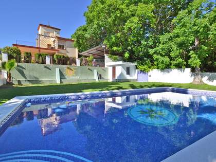 375m² hus/villa med 1,500m² Trädgård till salu i Sevilla
