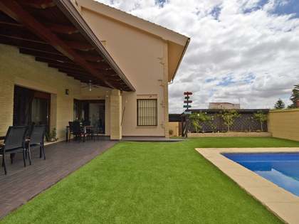 388m² haus / villa mit 205m² garten zum Verkauf in Sevilla