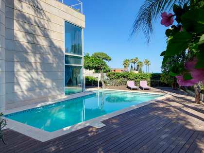 639m² house / villa with 350m² garden for sale in Esplugues