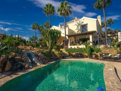 Casa / villa di 783m² con giardino di 3,233m² in vendita a Estepona