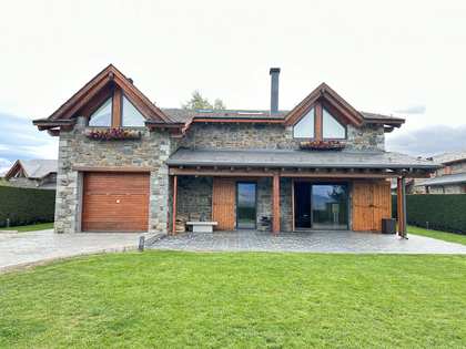 250m² house / villa with 1,000m² garden for rent in La Cerdanya