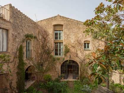 715m² house / villa with 150m² garden for sale in Alt Empordà