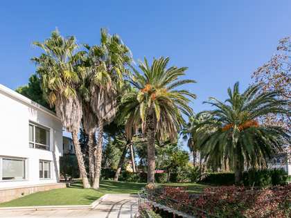 738m² house / villa with 1,300m² garden for sale in Pedralbes