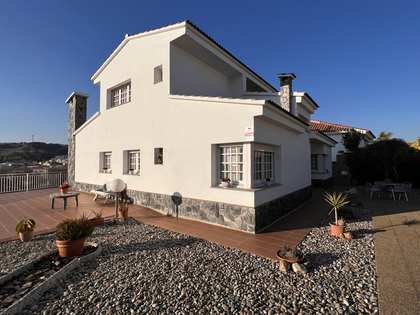 344m² house / villa with 835m² garden for sale in Canet de Mar
