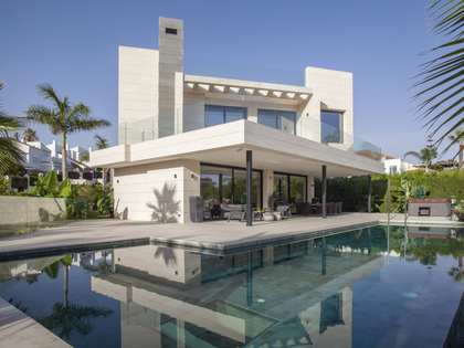 Дом / вилла 1,090m², 343m² террасa на продажу в Новая Андалусия
