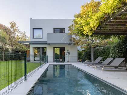 322m² house / villa with 400m² garden for sale in Aravaca