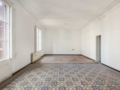 138m² apartment with 7m² terrace for sale in Eixample Right