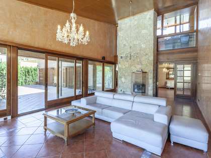 803m² house / villa with 300m² terrace for sale in El Bosque / Chiva