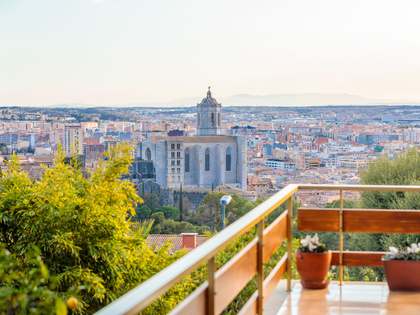 601m² house / villa with 1,500m² garden for sale in Girona Center