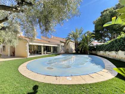 375m² house / villa with 25m² terrace for sale in Playa Muchavista