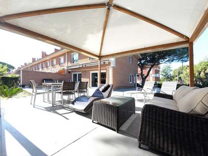 Casa / Vila de 372m&sup2; with 180m&sup2; Jardim &agrave; venda em Gav&agrave; Mar