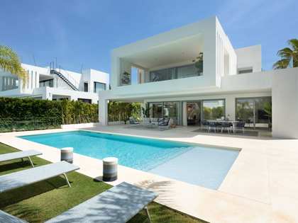599m² hus/villa med 212m² terrass till salu i Nueva Andalucia