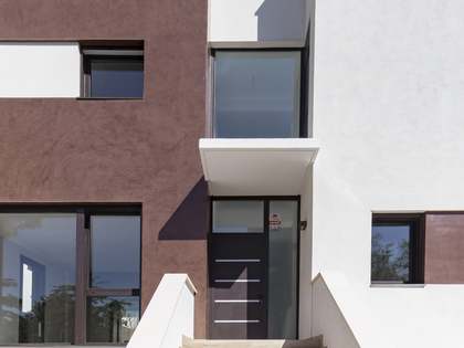 Casa / Vil&middot;la de 375m&sup2; en venda a Els Cards, Barcelona