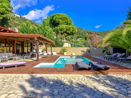 298m² house / villa with 22m² terrace for sale in Santa Cristina