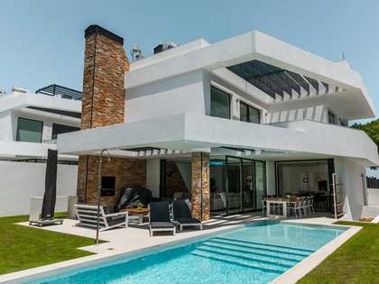 194m² house / villa with 165m² terrace for sale in San Pedro de Alcántara
