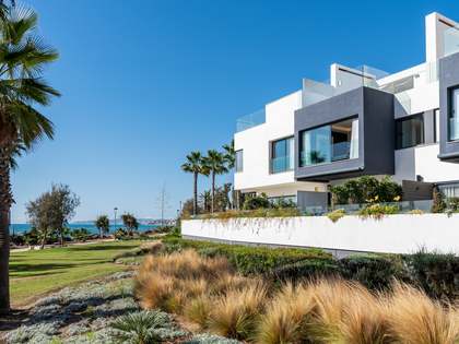 370m² house / villa with 128m² terrace for sale in Estepona town