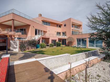 951m² house / villa for sale in Porto, Portugal