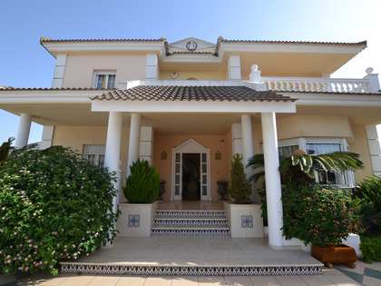 783m² hus/villa med 1,225m² Trädgård till salu i Sevilla