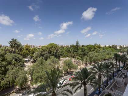 300m² apartment with 20m² terrace for sale in El Pla del Real