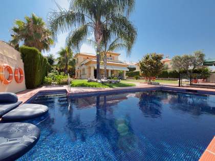 Casa / Villa di 195m&sup2; in vendita a New Golden Mile / Los Flamingos