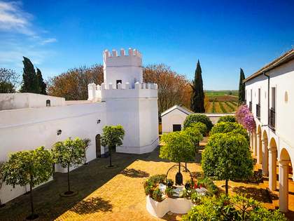 5,000m² hus/villa med 15,000m² Trädgård till salu i Sevilla