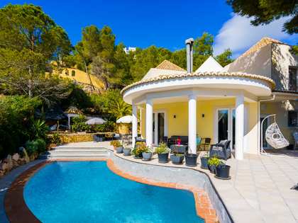 215m² house / villa with 19m² terrace for sale in Altea Town