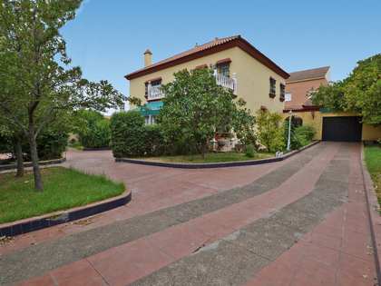 389m² house / villa with 690m² garden for sale in Sevilla