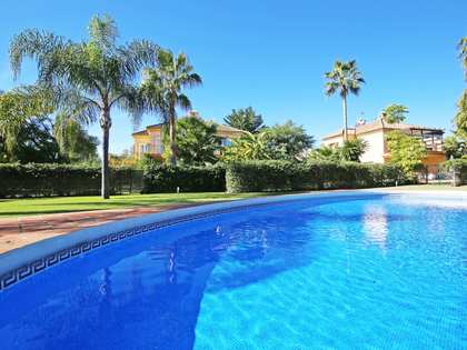 267m² hus/villa med 773m² Trädgård till salu i Nueva Andalucia