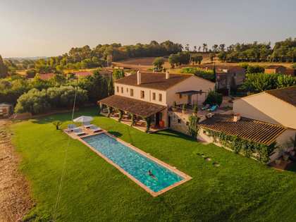 784m² country house with 2,000m² garden for prime sale in Baix Empordà