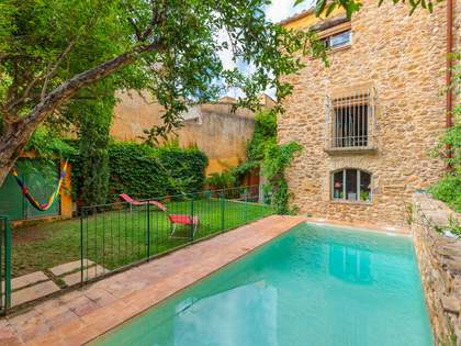418m² house / villa with 100m² garden for sale in Baix Empordà