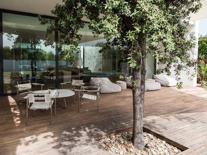 Modern 4-bedroom villa with a pool for sale in Monasterios