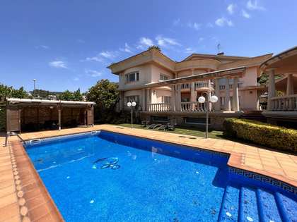 941m² house / villa with 880m² garden for sale in Sant Pol de Mar