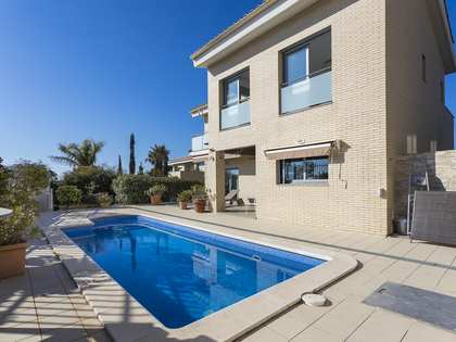 297m² house / villa for sale in Levantina, Barcelona