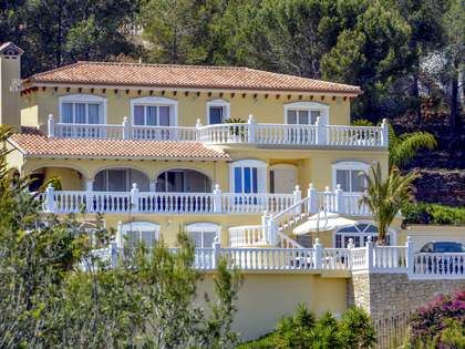 Casa / Vila de 400m&sup2; with 76m&sup2; terra&ccedil;o &agrave; venda em D&eacute;nia