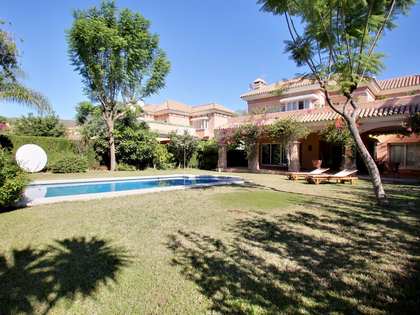 Huis / villa van 425m² te koop met 983m² Tuin in Nueva Andalucía