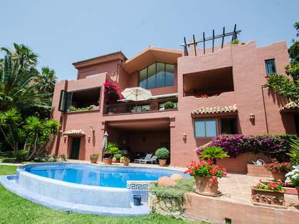 Casa / Vil&middot;la de 462m&sup2; en venda a Elviria, Andalusia