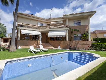 326m² house / villa for rent in San Antonio de Benagéber