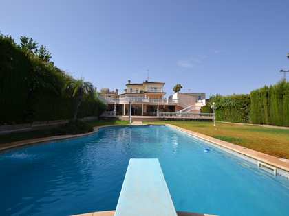 783m² hus/villa med 1,225m² Trädgård till salu i Sevilla