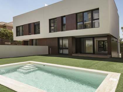 Casa / Vil&middot;la de 375m&sup2; en venda a Els Cards, Barcelona
