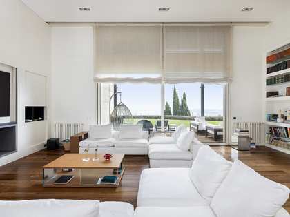 Casa / villa di 1,421m² con 1,656m² terrazza in vendita a Sarria