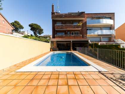 360m² house / villa with 372m² garden for sale in Gavà Mar