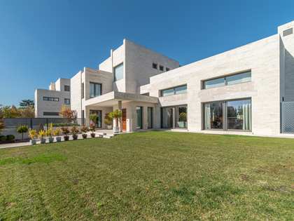 Дом / вилла 1,129m² на продажу в Аравака, Мадрид