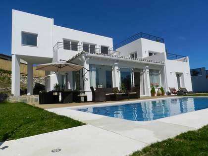 Casa / Vil&middot;la de 350m&sup2; en venda a Elviria, Andalusia