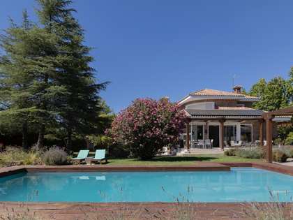 Villa van 550m² te koop met 2,450m² Tuin in Boadilla Monte